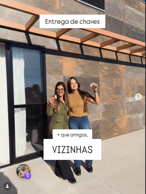 Clientes comemorando juntas a entrega das chaves