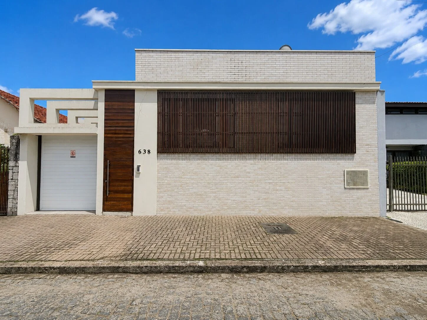 Casa 04 quartos, com piscina saliniza, piso externo atérmico, entrada para duas ruas, vaga ilimitada de garagens.